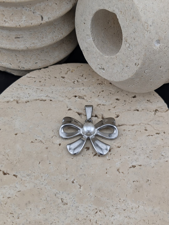 Grande boucle avec perle au centre de couleur or ou argent