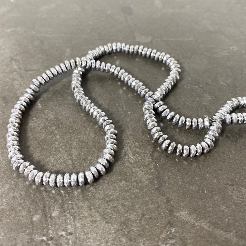 Corde d'hématite 4 mm facetté rond couleur argent ou gunmetal