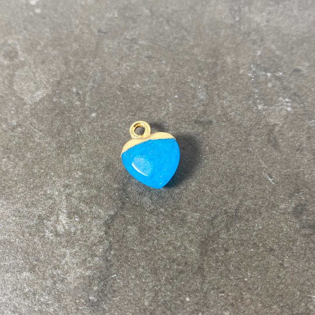 Breloque de pierre de jade en forme de coeur bleu ou rose foncé