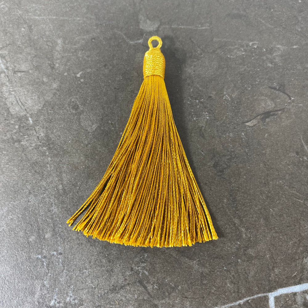 Pompon pour création de mala avec cabochon de fil doré
