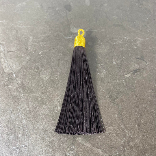 Pompon pour création de mala avec cabochon de fil doré