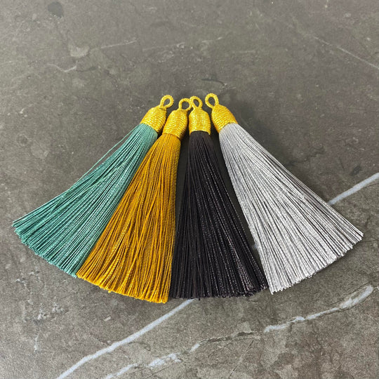 Pompon pour création de mala avec cabochon de fil doré
