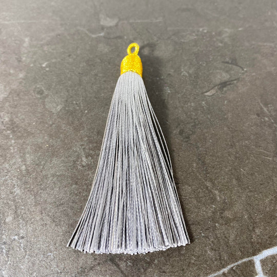 Pompon pour création de mala avec cabochon de fil doré