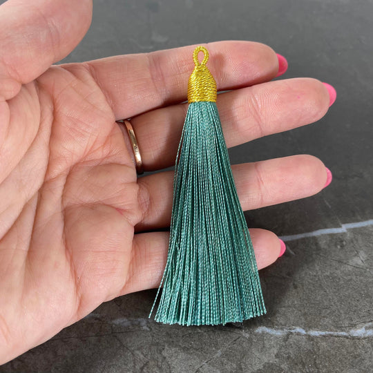 Pompon pour création de mala avec cabochon de fil doré