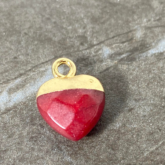 Breloque de pierre de jade en forme de coeur bleu ou rose foncé