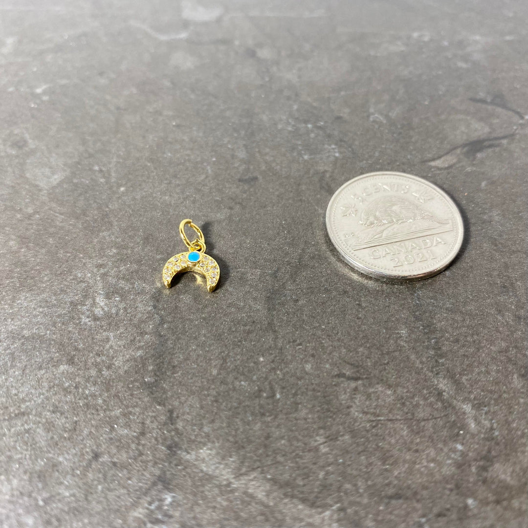 Breloque croissant de lune doré avec point turquoise