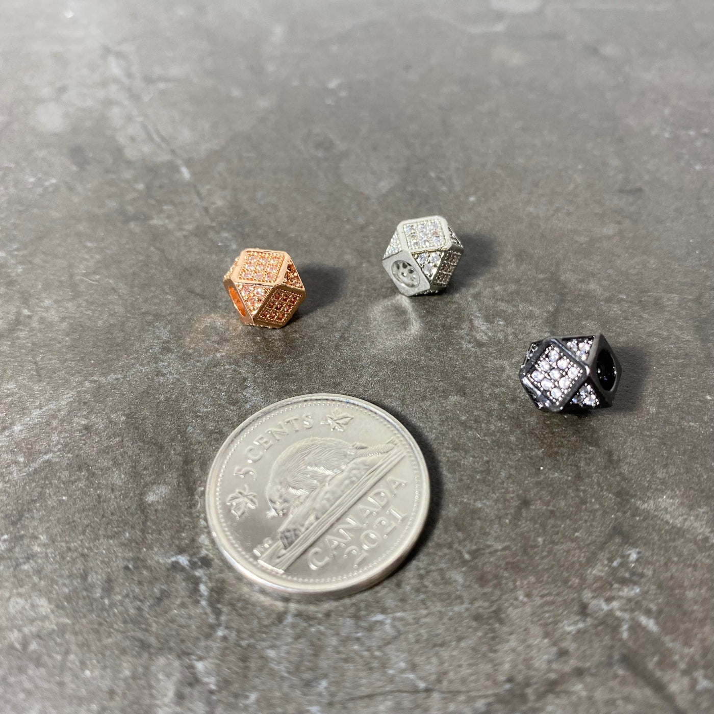 Bille pavée de forme triangulaire avec zircon couleur au choix