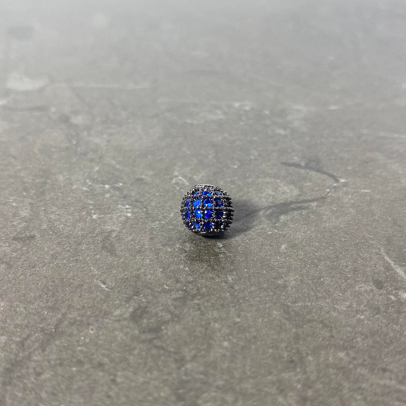 Breloque ronde noire pavé de zircon bleu format 8mm
