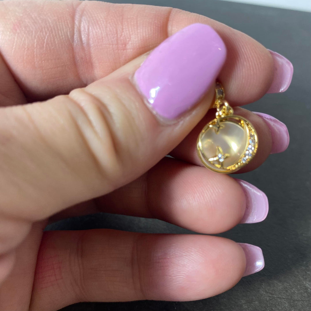 Breloque lune de nacre magique avec bague brillante