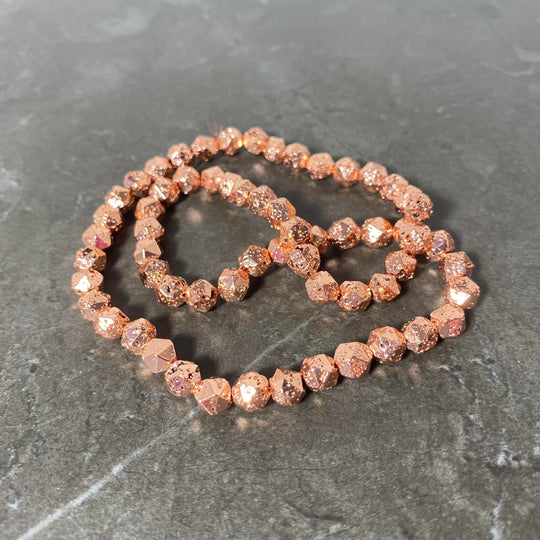 Corde pierre volcanique 6 mm rosegold facetté triangulaire