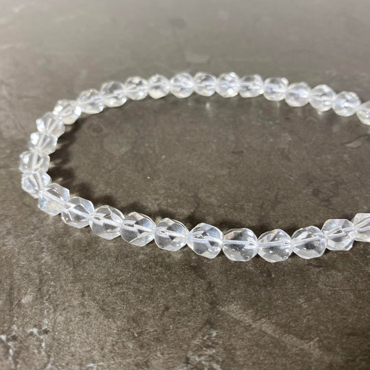 Corde de quartz transparent facetté triangulaire 8mm
