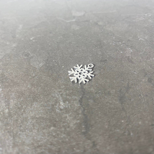 Breloque flocon de neige couleur argent en acier inoxydable