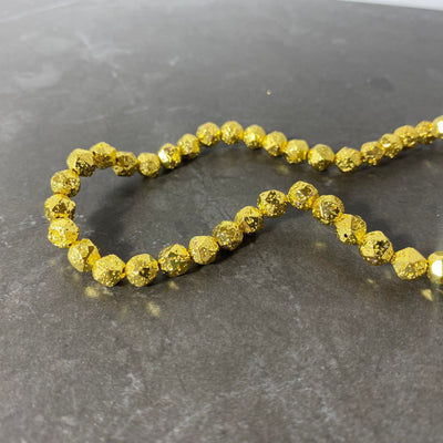 Corde pierre volcanique 6 mm jaune dorée facettée triangulaire