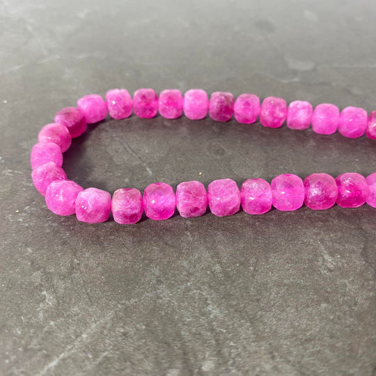 Corde de jade cubique fushia 8mm