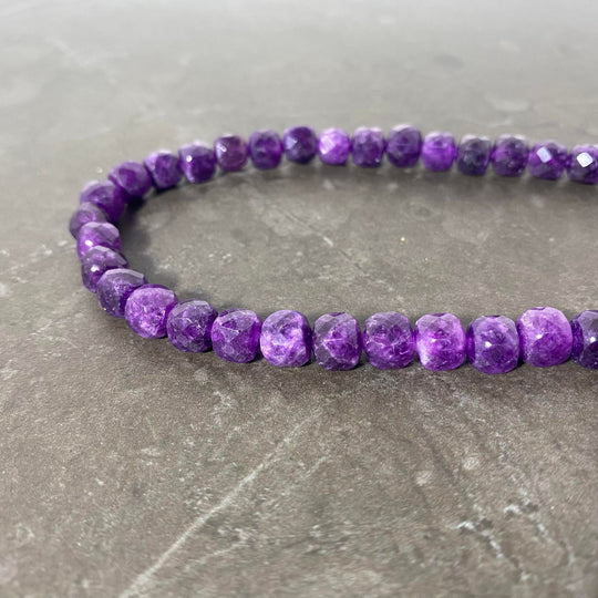Corde de jade cubique mauve foncé 8mm