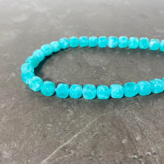 Corde de jade cubique turquoise 8mm