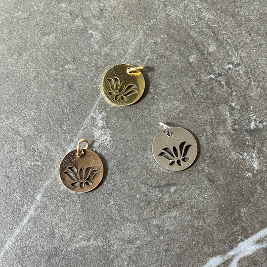 Breloque de Lotus ronde et trouée en acier inoxydable