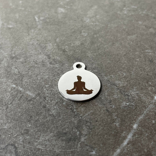 Breloque Sukhasana en acier inoxydable