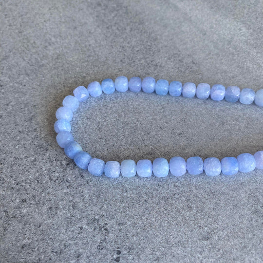 Corde de jade cubique bleu-lilas pâle de 8mm