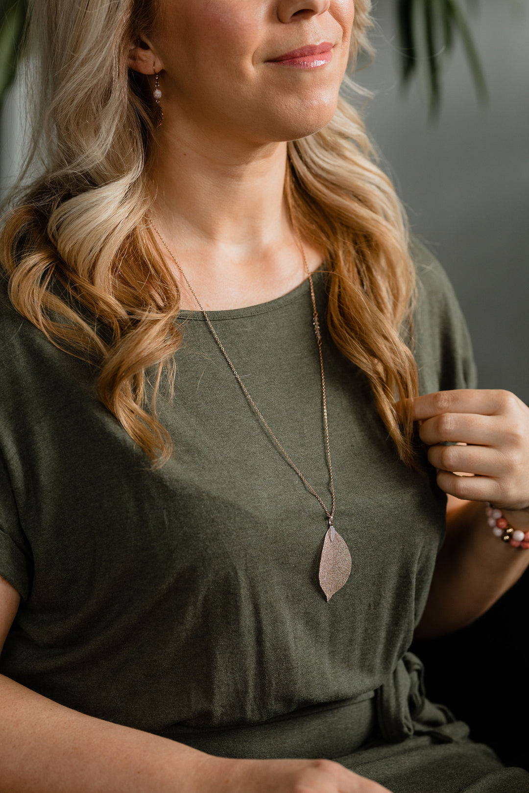 Collier long feuille rose doré