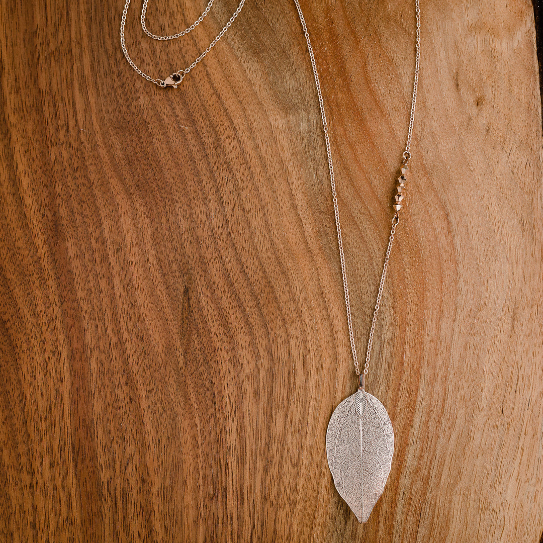 Collier long feuille rose doré