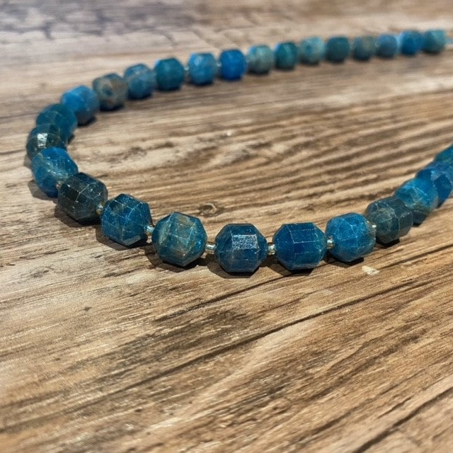 Corde d'apatite en forme de tube facetté 10 mm